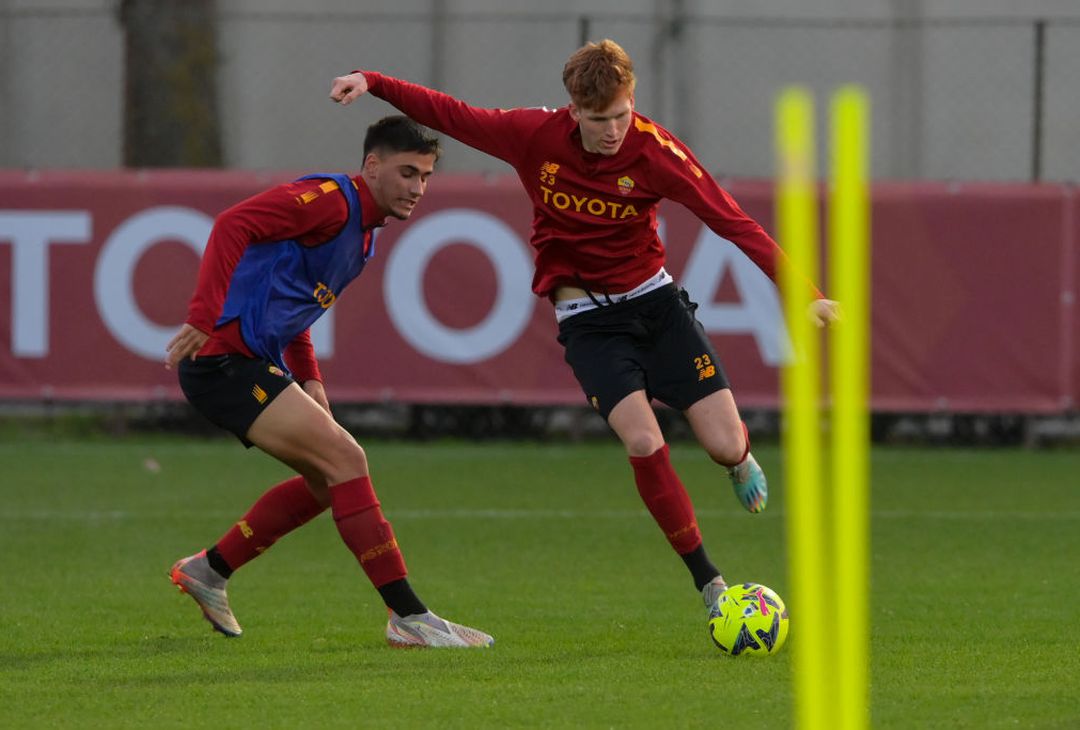 Trigoria, ripresa dopo Milan-Roma: gol di Solbakken. C’è Karsdorp – FOTO GALLERY - immagine 30