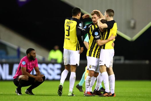  ARNHEM, NETHERLANDS - JANUARY 12: Danilho Doekhi, Jacob Rasmussen, Maximilian Wittek and Tomas Hajek of Vitesse Arnhem celebrate victory after the Dutch Eredivisie match between Vitesse and FC Utrecht at Gelredome on January 12, 2021 in Arnhem, Netherlands. (Photo by Dean Mouhtaropoulos/Getty Images) 