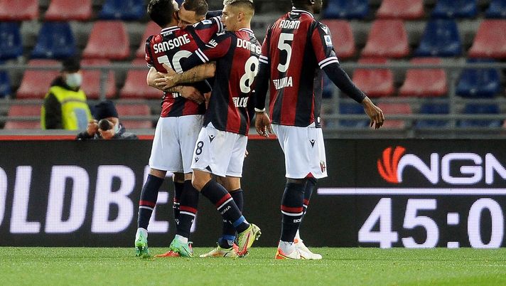 BOLOGNA, ITALY - NOVEMBER 01: Marko Arnautovic of Bologna FC celebrates after scoring his team's second goal during the Serie A match between Bologna FC and Cagliari Calcio at Stadio Renato Dall'Ara on November 01, 2021 in Bologna, Italy. (Photo by Mario Carlini / Iguana Press/Getty Images) FOCUS AVVERSARIO – Il Bologna e Mihajlovic tra color che son sospesi, il sogno è l’Europa - immagine 1