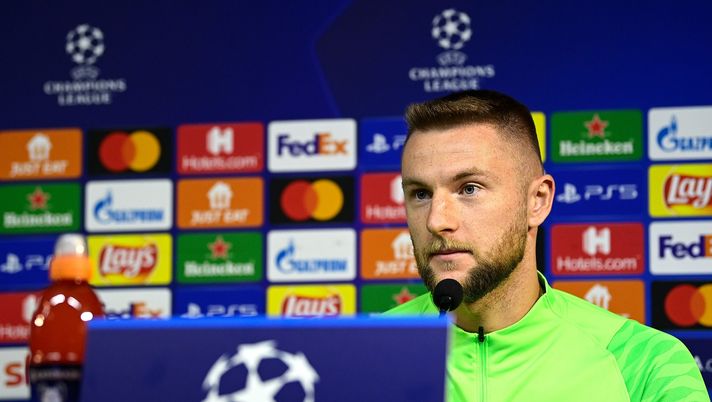COMO, ITALY - OCTOBER 18: Milan Skriniar of FC Internazionale speaks during a press conference, on the eve of the UEFA Champions League group D match against Fotbal Club Sheriff Tiraspol, at Appiano Gentile on October 18, 2021 in Como, Italy. (Photo by Mattia Ozbot - Inter/Inter via Getty Images) Inter, Skriniar: “Mai parlato di contratto e futuro. Se ci saranno novità…” - immagine 1