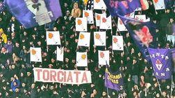 Fiorentina, la curva viola riempie il settore di torce lanciando una bomba…ma sono solo striscioni