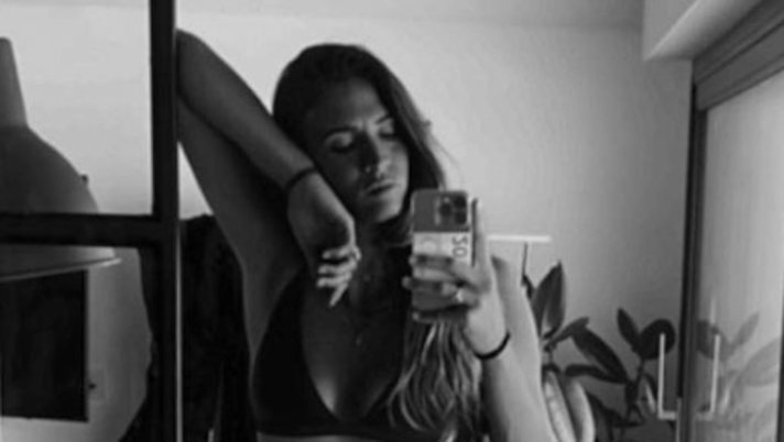 Carolina Marcialis, scatto super sensuale allo specchio. Il selfie in intimo scatena il web Carolina Marcialis, scatto super sensuale allo specchio. Il selfie in intimo scatena il web - immagine 1