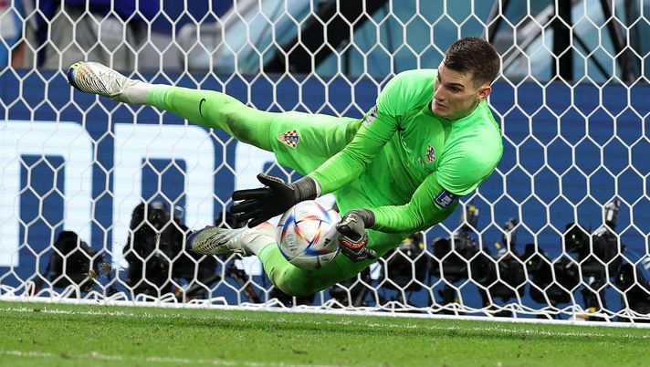 AL WAKRAH, QATAR - DECEMBER 05: Dominik Livakovic of Croatia saves the first penalty from Takumi Minamino of Japan in the penalty shoot out during the FIFA World Cup Qatar 2022 Round of 16 match between Japan and Croatia at Al Janoub Stadium on December 05, 2022 in Al Wakrah, Qatar. (Photo by Richard Heathcote/Getty Images) CROAZIA CONTRO IL BRASILE