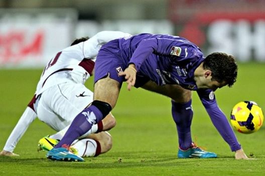 Il 5 gennaio 2014 subisce un grave infortunio, che lo terrà lontano dai campi per molto tempo 