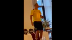 VIDEO Haaland, rito di iniziazione con performance canora: Il bomber canta Bob Marley, la reazione dei compagni è tutta da ridere…