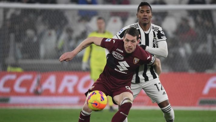 Torino's Italian forward Andrea Belotti (L) fights for the ball with Juventus' Brazilian defender Alex Sandro (R) during the Italian Serie A football match Juventus vs Torino at Allianz stadium in Turin, on February 18, 2022. (Photo by Filippo MONTEFORTE / AFP) (Photo by FILIPPO MONTEFORTE/AFP via Getty Images) Belotti: “Ora sono tornato e sto bene! Futuro? Se dovesse essere il mio ultimo derby…” - immagine 1