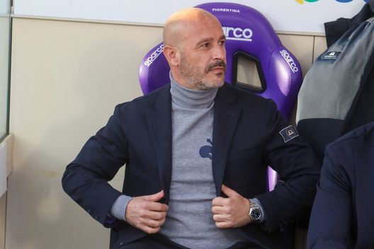 GERMOGLI PH: 11 DICEMBRE 2021 FIRENZE STADIO ARTEMIO FRANCHI SERIE A FIORENTINA VS SALERNITANA NELLA FOTO MISTER VINCENZO ITALIANO GERMOGLI PH: 11 DICEMBRE 2021 FIRENZE STADIO ARTEMIO FRANCHI SERIE A FIORENTINA VS SALERNITANA NELLA FOTO MISTER VINCENZO ITALIANO