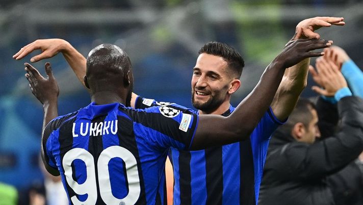 Inter Milan's Italian midfielder Roberto Gagliardini (R) celebrates with Inter Milan's Belgian forward Romelu Lukaku at the end of the UEFA Champions League semi-final second leg football match between Inter Milan and AC Milan on May 16, 2023 at tyhe Giuseppe-Meazza (San Siro) stadium in Milan. (Photo by Isabella BONOTTO / AFP) (Photo by ISABELLA BONOTTO/AFP via Getty Images) Sky: “Gagliardini è pronto a ripartire dopo l’Inter, può rimanere in Serie A” - immagine 1