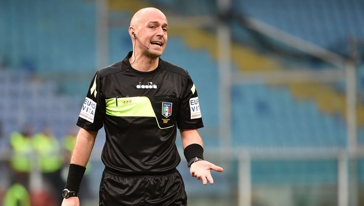 GENOA, GE - FEBRUARY 11:  Luca Pairetto referee of the match during the serie A match between UC Sampdoria and Hellas Verona FC at Stadio Luigi Ferraris on February 11, 2018 in Genoa, Italy.  (Photo by Paolo Rattini/Getty Images) 