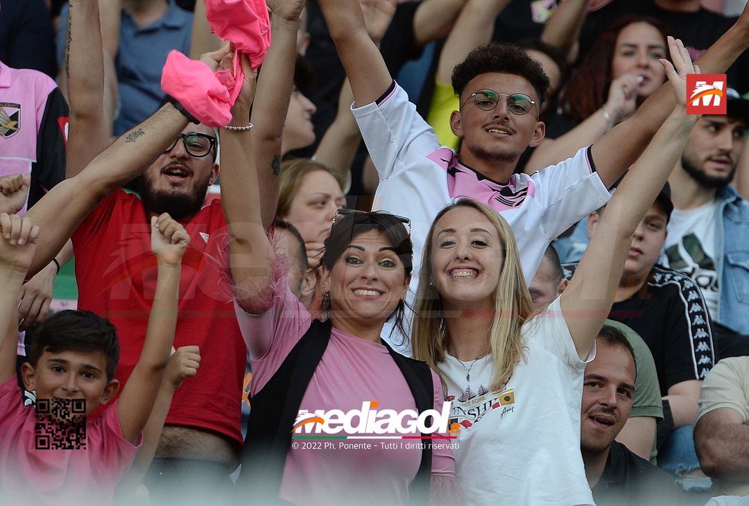 Fototifo, i tifosi allo stadio per Palermo-Feralpisaló 1-0 (gallery) - immagine 111