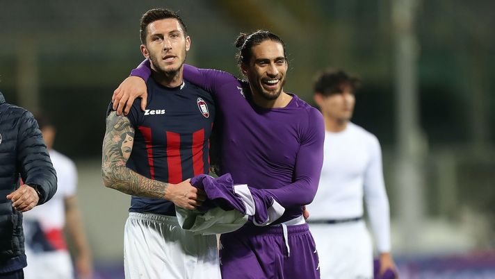FLORENCE, ITALY - JANUARY 23: Luca Marrone of FC Crotone and Martin Caceres of ACF Fiorentina interact during the Serie A match between ACF Fiorentina and FC Crotone at Stadio Artemio Franchi on January 23, 2021 in Florence, Italy.  (Photo by Gabriele Maltinti/Getty Images) 