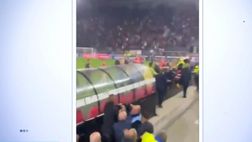 VIDEO / La vergogna dei tifosi AZ: aggrediscono i familiari del West Ham