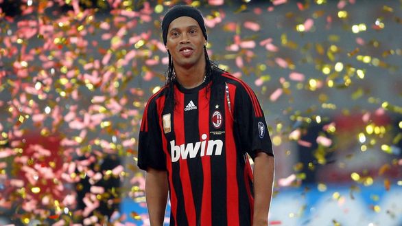 La presentazione di Ronaldinho con il Milan (GETTY Images) 