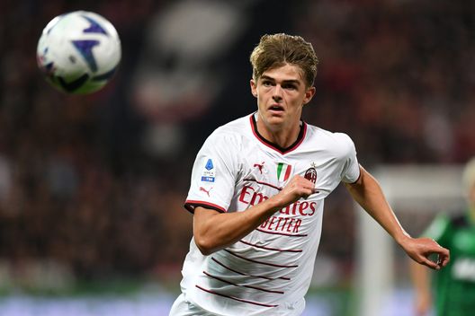 Charles De Ketelaere, calciatore rossonero, durante Sassuolo-Milan di Serie A (foto: Getty Images) Charles De Ketelaere
