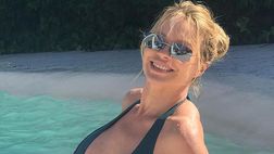 Anna Falchi si gode gli ultimi scampoli d’estate: la scollatura è bollente