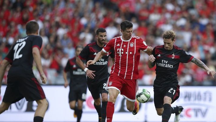 SHENZHEN, CHINA - JULY 22: Robert Lewandowski of FC Bayern competes for the ball with Lucas Biglia of AC Milan during the 2017 International Champions Cup China match between FC Bayern and AC Milan at Universiade Sports Centre Stadium on July 22, 2017 in Shenzhen, China. (Photo by Lintao Zhang/Getty Images) Milan, Biglia protagonsita con l’Argentina: l’infortunio è alle spalle, con la Lazio… - immagine 1