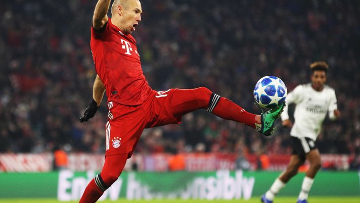 MUNICH, GERMANY - NOVEMBER 27:  Arjen Robben of Bayern Munich controls the ball during the Group E match of the UEFA Champions League between FC Bayern Muenchen and SL Benfica at Allianz Arena on November 27, 2018 in Munich, Germany. (Photo by Adam Pretty/Getty Images) 
