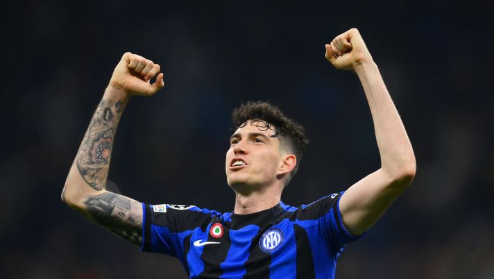 MILAN, ITALY - MAY 16: Alessandro Bastoni of FC Internazionale celebrates the team's victory after the final whistle of the UEFA Champions League semi-final second leg match between FC Internazionale and AC Milan at Stadio Giuseppe Meazza on May 16, 2023 in Milan, Italy. (Photo by Mike Hewitt/Getty Images) Gazzetta: “Bastoni resterà all’Inter, le cifre e la durata del nuovo contratto” - immagine 1