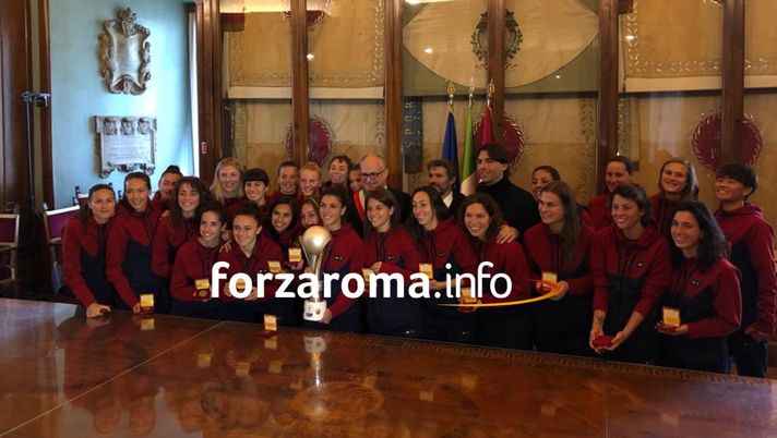 Roma Femminile: Gualtieri e Onorato premiano la squadra di Spugna al Campidoglio Roma Femminile: Gualtieri e Onorato premiano la squadra di Spugna al Campidoglio - immagine 1
