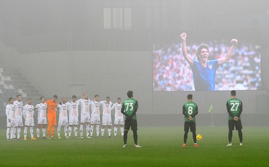 REGGIO NELL'EMILIA, ITALY - DECEMBER 11: Players of US Sassuolo and Benevento Calcio observe a minute of silence in memory of Paolo Rossi during the Serie A match between US Sassuolo and Benevento Calcio at Mapei Stadium - Città del Tricolore on December 11, 2020 in Reggio nell'Emilia, Italy. (Photo by Alessandro Sabattini/Getty Images) REGGIO NELL'EMILIA, ITALY - DECEMBER 11: Players of US Sassuolo and Benevento Calcio observe a minute of silence in memory of Paolo Rossi during the Serie A match between US Sassuolo and Benevento Calcio at Mapei Stadium - Città del Tricolore on December 11, 2020 in Reggio nell'Emilia, Italy. (Photo by Alessandro Sabattini/Getty Images)