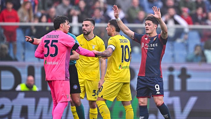 GENOA, ITALY - APRIL 23: Vitor Vitinha of Genoa (right) asks Genoa fans to stop throwing flares and smoke-bombs onto the pitch during the Serie A match between Genoa and SS Lazio at Stadio Luigi Ferraris on April 23, 2025 in Genoa, Italy. (Photo by Simone Arveda/Getty Images) Mandas, Zaccagni e Gila