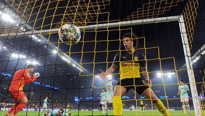 DORTMUND, GERMANY - NOVEMBER 05: Axel Witsel of Borussia Dortmund celebrates after his team's first goal during the UEFA Champions League group F match between Borussia Dortmund and Inter at Signal Iduna Park on November 05, 2019 in Dortmund, Germany. (Photo by Jörg Schüler/Getty Images) 