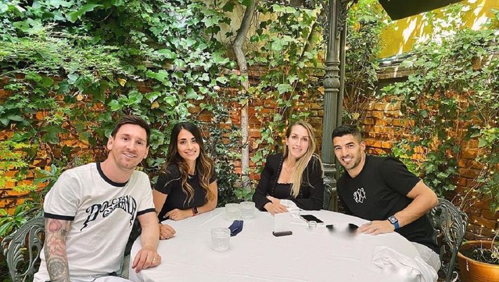 Messi e Suarez, pranzo in compagnia con le rispettive compagne: “Momenti insieme” 