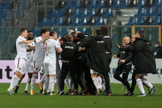 BERGAMO, ITALY - FEBRUARY 06: Federico Bonzzoli of Torino FC celebrates with team mates after scoring their side's third goal during the Serie A match between Atalanta BC and Torino FC at Gewiss Stadium on February 06, 2021 in Bergamo, Italy. Sporting stadiums around Italy remain under strict restrictions due to the Coronavirus Pandemic as Government social distancing laws prohibit fans inside venues resulting in games being played behind closed doors. (Photo by Emilio Andreoli/Getty Images) BERGAMO, ITALY - FEBRUARY 06: Federico Bonzzoli of Torino FC celebrates with team mates after scoring their side's third goal during the Serie A match between Atalanta BC and Torino FC at Gewiss Stadium on February 06, 2021 in Bergamo, Italy. Sporting stadiums around Italy remain under strict restrictions due to the Coronavirus Pandemic as Government social distancing laws prohibit fans inside venues resulting in games being played behind closed doors. (Photo by Emilio Andreoli/Getty Images)