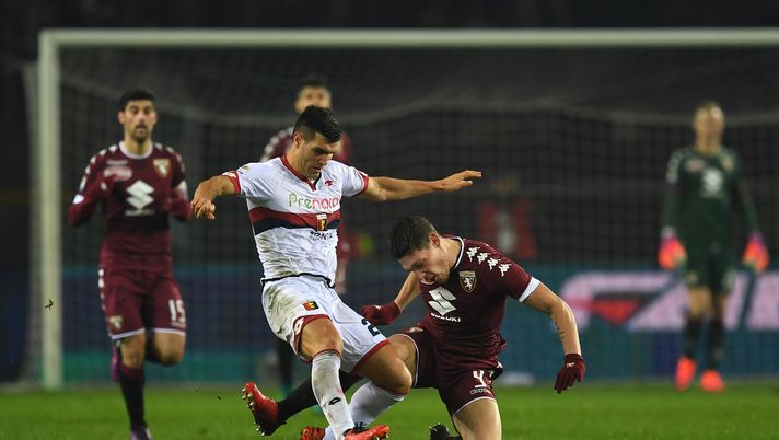 TURIN, ITALY - DECEMBER 22:  Andrea Belotti (R) of FC Torino is tackled by Ezequiel Munoz of Genoa CFC during the Serie A match between FC Torino and Genoa CFC at Stadio Olimpico di Torino on December 22, 2016 in Turin, Italy.  (Photo by Valerio Pennicino/Getty Images) 