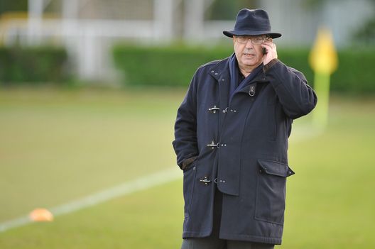 PALERMO, ITALY - DECEMBER 10: Sport Manager Giorgio Perinetti phones during a Palermo training session at Tenente Carmelo Onorato Sports Center on December 10, 2013 in Palermo, Italy. (Photo by Tullio M. Puglia/Getty Images) Perinetti: “Il Napoli mostrò interesse per Tonali ma senza mai agire veramente”- immagine 2