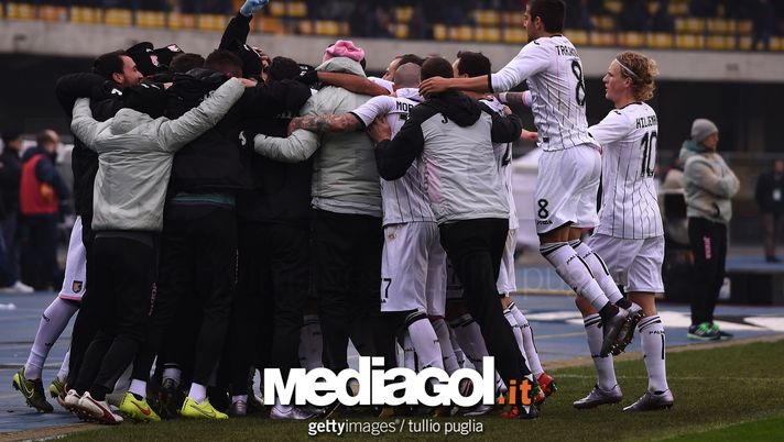 La squadra esulta al gol di Vazquez e, sullo sfondo, Ballardini La squadra esulta al gol di Vazquez e, sullo sfondo, Ballardini