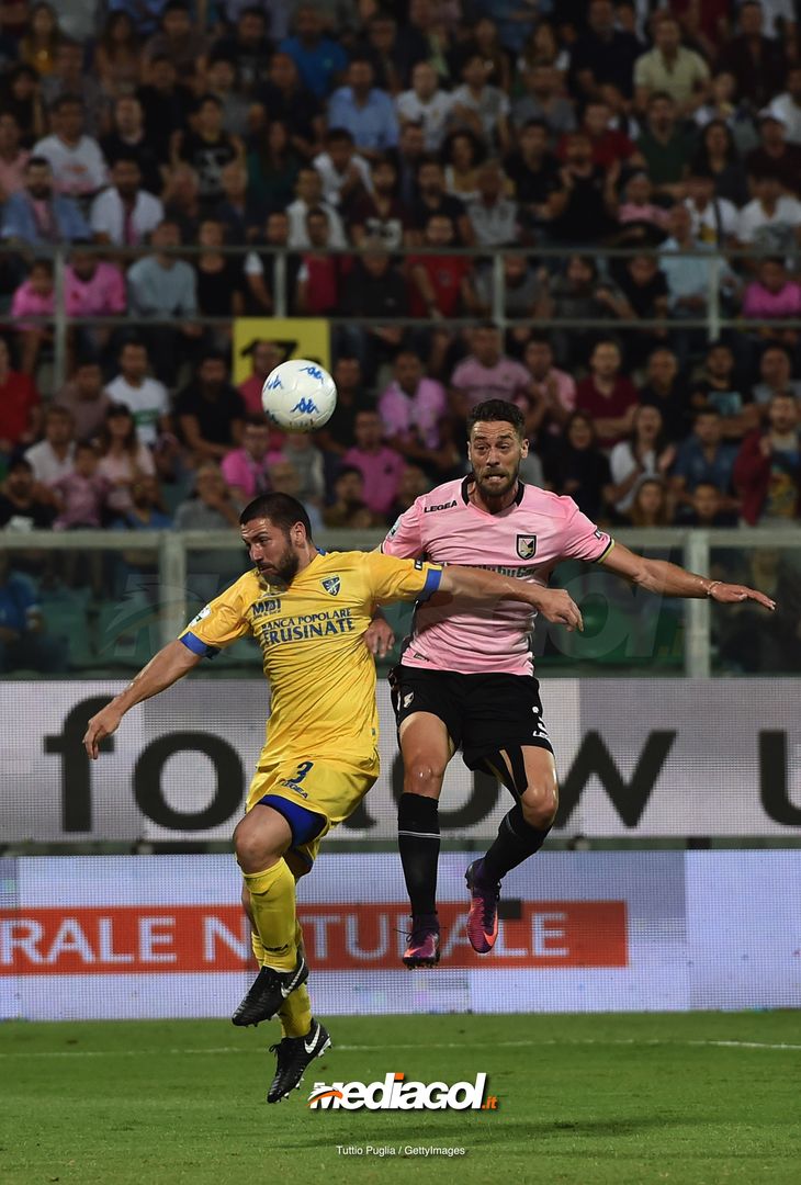  PALERMO, ITALY - JUNE 13:  Roberto Crivello (L) of Frosinone and Andrea Rispoli of Palermo jump for the ball during the serie B playoff match final between US Citta di Palermo and Frosinone Calcio at Stadio Renzo Barbera on June 13, 2018 in Palermo, Italy.  (Photo by Tullio M. Puglia/Getty Images) 