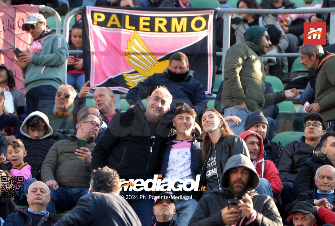FOTOTIFO Palermo-Como 3-0, gli scatti ai tifosi al “Renzo Barbera” (GALLERY) - immagine 9