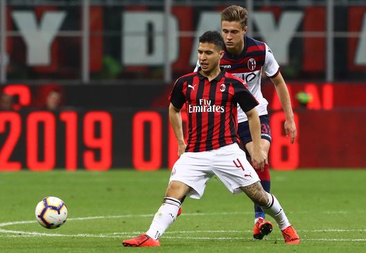 José Mauri, qui a duello con Svanberg, interessa al Palermo (Getty Images) José Mauri, qui a duello con Svanberg, interessa al Palermo