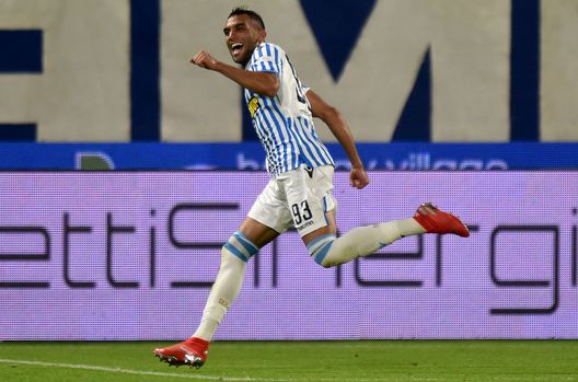 FERRARA, ITALY - MAY 26: Mohamed Fares of Spal celebrates after scoring his side second goal during the Serie A match between Spal and AC Milan at Stadio Paolo Mazza on May 26, 2019 in Ferrara, Italy. (Photo by Tullio M. Puglia/Getty Images) Fares, una carriera frenata dagli infortuni: il crociato lo fermò sul più bello- immagine 2