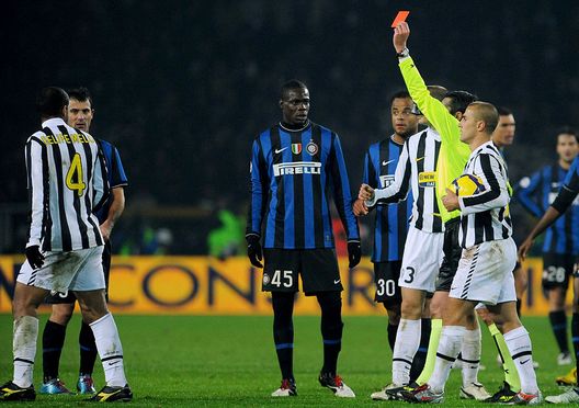 TURIN, ITALY - DECEMBER 05: Felipe Melo (L) of Juventus FC receives a red card from referee Massimiliano Saccani during the Serie A match between Juventus and Inter Milan at Olimpico Stadium on December 5, 2009 in Turin, Italy. (Photo by Valerio Pennicino/Getty Images) Calciatori che…non si apprezzano, tra frecciate e botte da orbi - immagine 1