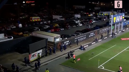 VIDEO Oxford-Arsenal 0-3: tifosi salgono sul tetto della macchina per vedere il match