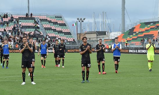 VENICE, ITALY - SEPTEMBER 19: Players of Venezia FC after the Serie A match between Venezia FC and Spezia Calcio at Stadio Paolo Mazza on September 19, 2021 in Venice, Italy. (Photo by Giuseppe Bellini/Getty Images) VENICE, ITALY - SEPTEMBER 19: Players of Venezia FC after the Serie A match between Venezia FC and Spezia Calcio at Stadio Paolo Mazza on September 19, 2021 in Venice, Italy. (Photo by Giuseppe Bellini/Getty Images)