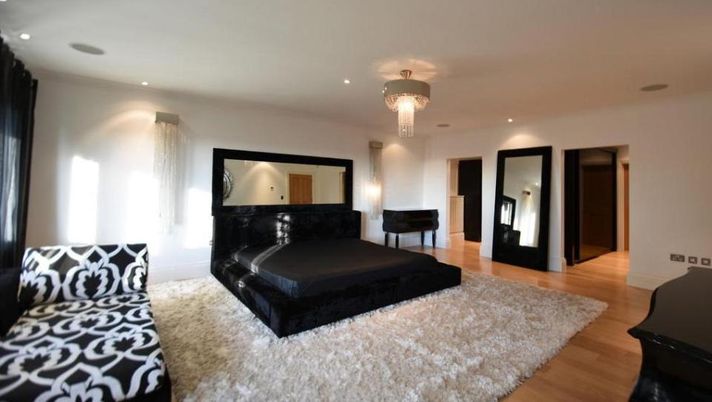 Ladri in casa dell’ex calciatore, rubati oro e gioielli: “Non riuscivo ad aprire la porta”  Ladri in casa dell’ex calciatore, rubati oro e gioielli: “Non riuscivo ad aprire la porta” - immagine 1