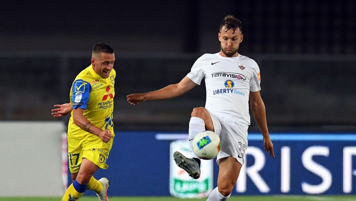 VERONA, ITALY - JULY 10: Emanuele Giaccherini of Chievo Verona competes for the ball with Michele Fornasier of Trapani Calcio during the Serie B match between Chievo Verona and Trapani Calcio at Stadio Marcantonio Bentegodi on July 10, 2020 in Verona, Italy. (Photo by Alessandro Sabattini/Getty Images for Lega Serie B) VERONA, ITALY - JULY 10: Emanuele Giaccherini of Chievo Verona competes for the ball with Michele Fornasier of Trapani Calcio during the Serie B match between Chievo Verona and Trapani Calcio at Stadio Marcantonio Bentegodi on July 10, 2020 in Verona, Italy. (Photo by Alessandro Sabattini/Getty Images for Lega Serie B)