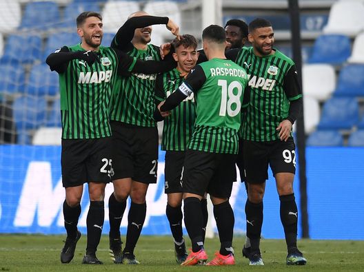 REGGIO NELL'EMILIA, ITALY - APRIL 17: Maxime Lopez of Sassuolo celebrates with teammates after scoring their team's third goal during the Serie A match between US Sassuolo and ACF Fiorentina at Mapei Stadium - Citta del Tricolore on April 17, 2021 in Reggio nell'Emilia, Italy. Sporting stadiums around Italy remain under strict restrictions due to the Coronavirus Pandemic as Government social distancing laws prohibit fans inside venues resulting in games being played behind closed doors. (Photo by Alessandro Sabattini/Getty Images) REGGIO NELL'EMILIA, ITALY - APRIL 17: Maxime Lopez of Sassuolo celebrates with teammates after scoring their team's third goal during the Serie A match between US Sassuolo and ACF Fiorentina at Mapei Stadium - Citta del Tricolore on April 17, 2021 in Reggio nell'Emilia, Italy. Sporting stadiums around Italy remain under strict restrictions due to the Coronavirus Pandemic as Government social distancing laws prohibit fans inside venues resulting in games being played behind closed doors. (Photo by Alessandro Sabattini/Getty Images)