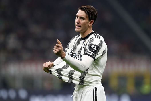 MILAN, ITALY - OCTOBER 08: Dusan Vlahovic of Juventus reacts as they gesture to the Referee during the Serie A match between AC Milan and Juventus at Stadio Giuseppe Meazza on October 08, 2022 in Milan, Italy. (Photo by Marco Luzzani/Getty Images) Vlahovic