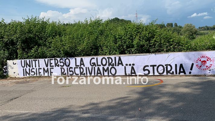 Roma, striscione a Trigoria: “Uniti verso la gloria. Insieme riscriviamo la storia” - immagine 1