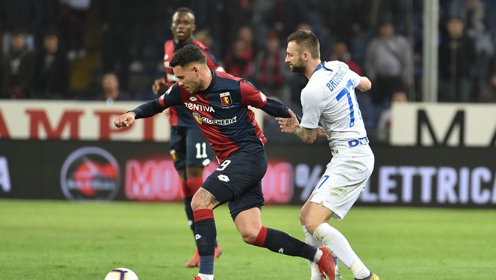 GENOA, ITALY - APRIL 03: Antonio Sanabria of Genoa CFC and Marcelo Brozovic of FC Internazionale during the Serie A match between Genoa CFC and FC Internazionale at Stadio Luigi Ferraris on April 3, 2019 in Genoa, Italy. (Photo by Paolo Rattini/Getty Images) 