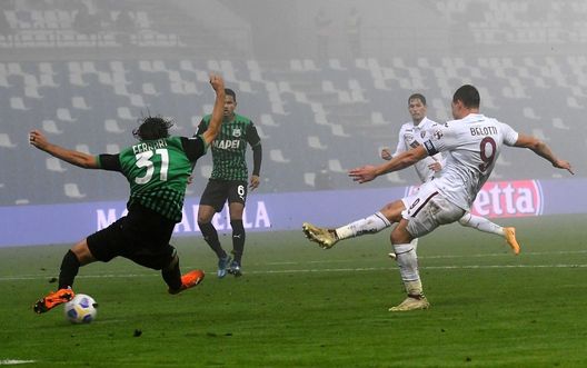 REGGIO NELL'EMILIA, ITALY - OCTOBER 23: Andrea Belotti of Torino FC scores his team second goal during the Serie A match between US Sassuolo and Torino FC at Mapei Stadium - Città del Tricolore on October 23, 2020 in Reggio nell'Emilia, Italy. (Photo by Alessandro Sabattini/Getty Images) REGGIO NELL'EMILIA, ITALY - OCTOBER 23: Andrea Belotti of Torino FC scores his team second goal during the Serie A match between US Sassuolo and Torino FC at Mapei Stadium - Città del Tricolore on October 23, 2020 in Reggio nell'Emilia, Italy. (Photo by Alessandro Sabattini/Getty Images)