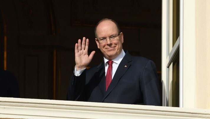 MONACO, MONACO - JANUARY 27: Prince Albert II of Monaco greets the crowd from the palace balcony during the Sainte Devote Ceremony. Sainte devote is the patron saint of The Principality Of Monaco and France's Mediterranean Corsica island. on January 27, 2020 in Monaco, Monaco. (Photo by Pascal Le Segretain/Getty Images) Per l’ultima di Noble col West Ham presente anche il Principe Alberto di Monaco - immagine 1