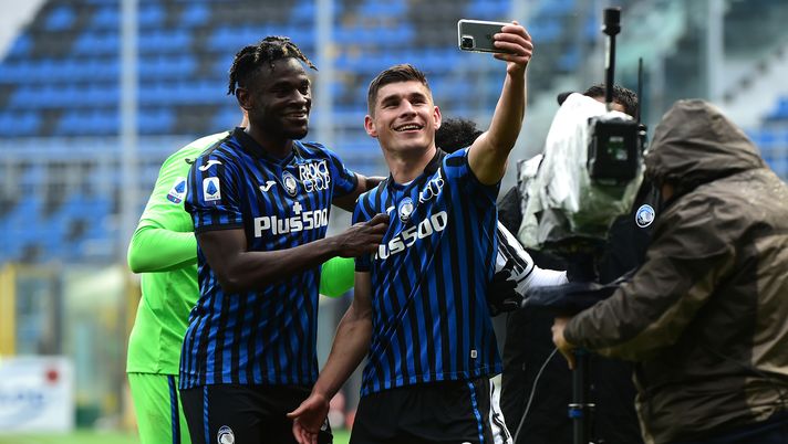 BERGAMO, ITALY - APRIL 18: Ruslan Malinovskyi of Atalanta BC takes a photo with teammate Duvan Zapata following the Serie A match between Atalanta BC and Juventus at Gewiss Stadium on April 18, 2021 in Bergamo, Italy. Sporting stadiums around Italy remain under strict restrictions due to the Coronavirus Pandemic as Government social distancing laws prohibit fans inside venues resulting in games being played behind closed doors. (Photo by Pier Marco Tacca/Getty Images) BERGAMO, ITALY - APRIL 18: Ruslan Malinovskyi of Atalanta BC takes a photo with teammate Duvan Zapata following the Serie A match between Atalanta BC and Juventus at Gewiss Stadium on April 18, 2021 in Bergamo, Italy. Sporting stadiums around Italy remain under strict restrictions due to the Coronavirus Pandemic as Government social distancing laws prohibit fans inside venues resulting in games being played behind closed doors. (Photo by Pier Marco Tacca/Getty Images)