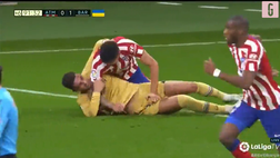 VIDEO Atletico Madrid-Barcellona, rissa Torres-Savic: scene da wrestling in Liga