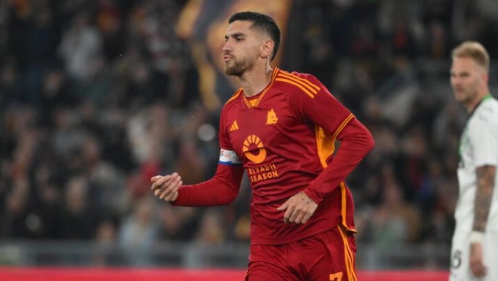 ROME, ITALY - MARCH 17: AS Roma player Lorenzo Pellegrini celebrates during the Serie A TIM match between AS Roma and US Sassuolo at Stadio Olimpico on March 17, 2024 in Rome, Italy. (Photo by Luciano Rossi/AS Roma via Getty Images) I voti di Roma-Sassuolo per il fanta: Pinamonti e Laurientè meno di Lukaku, che Pellegrini - immagine 1