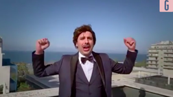 Video – Checco Zalone ricanta Modugno: “L’immunità di gregge arriverà”